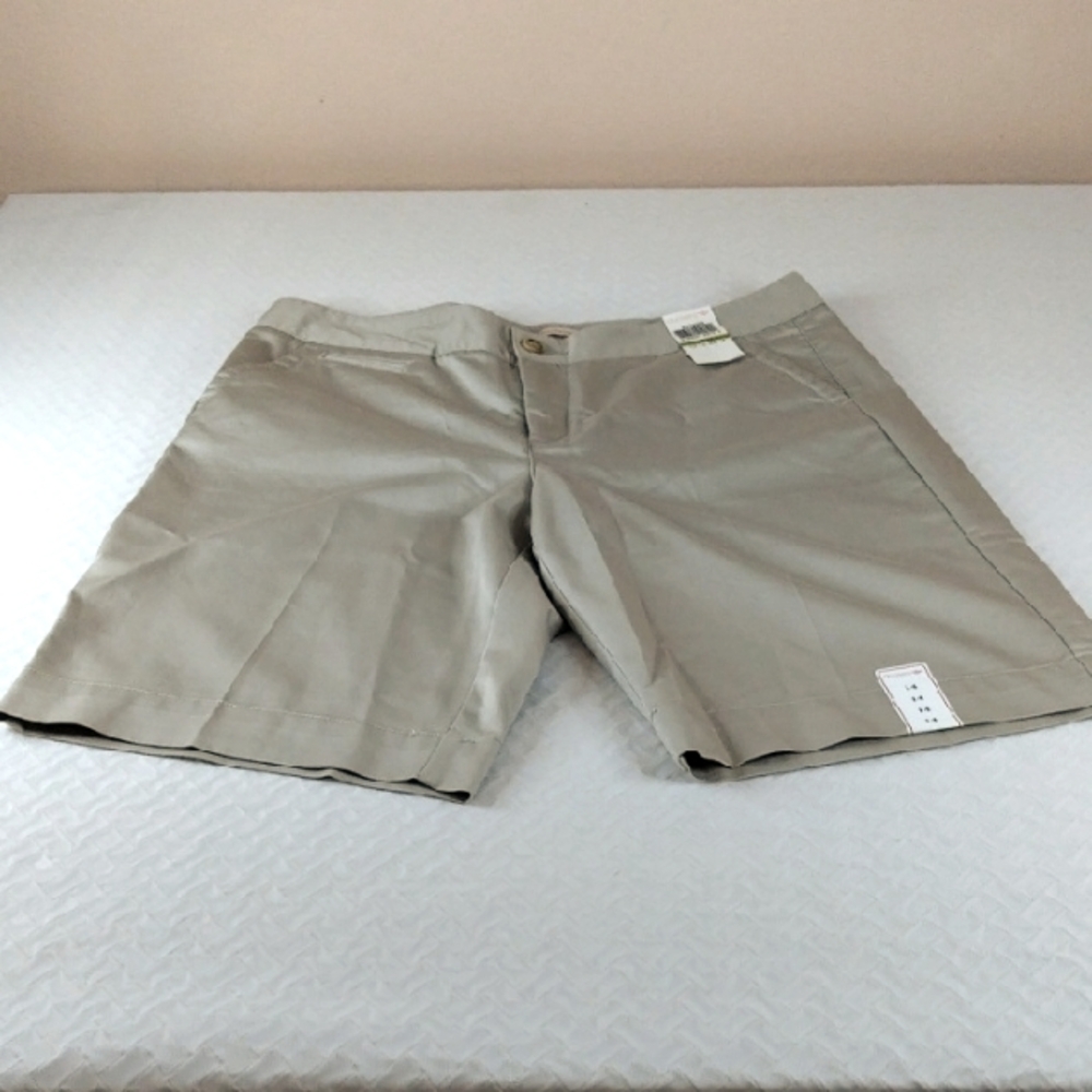 Dockers NWT Woman's  Beige Shorts. Size 14